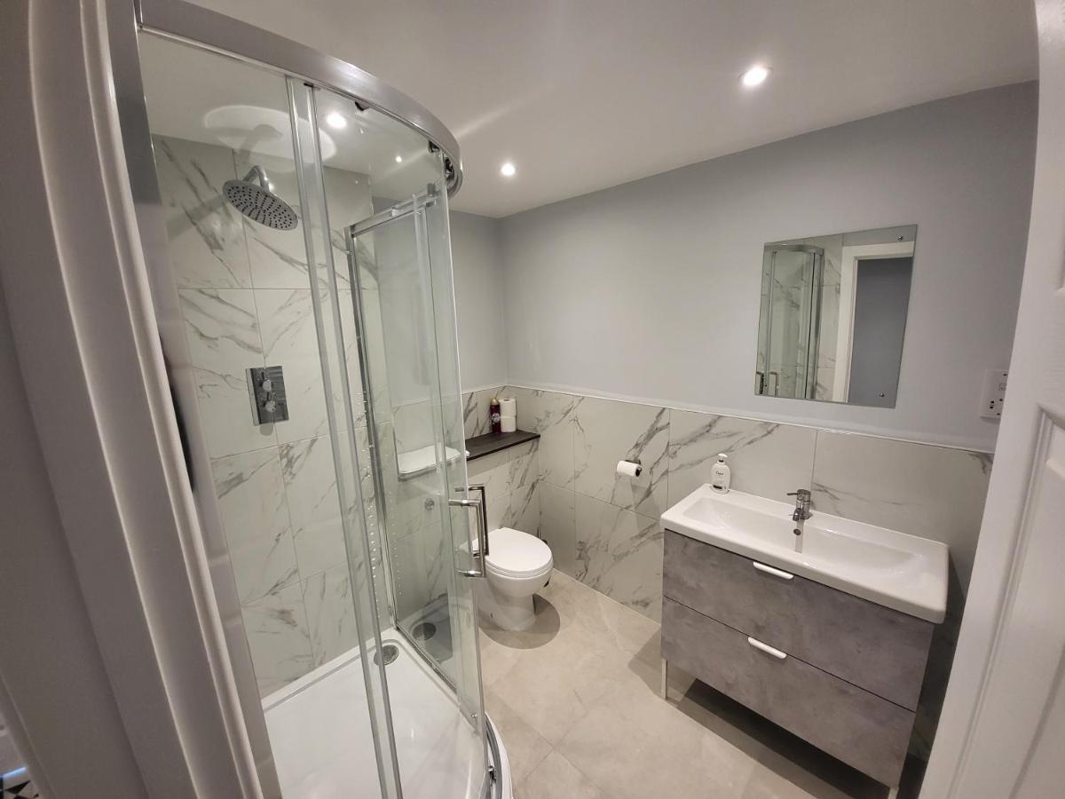 High Spec Large 6 Bedroom House! Кінгстон-на-Темзі Екстер'єр фото