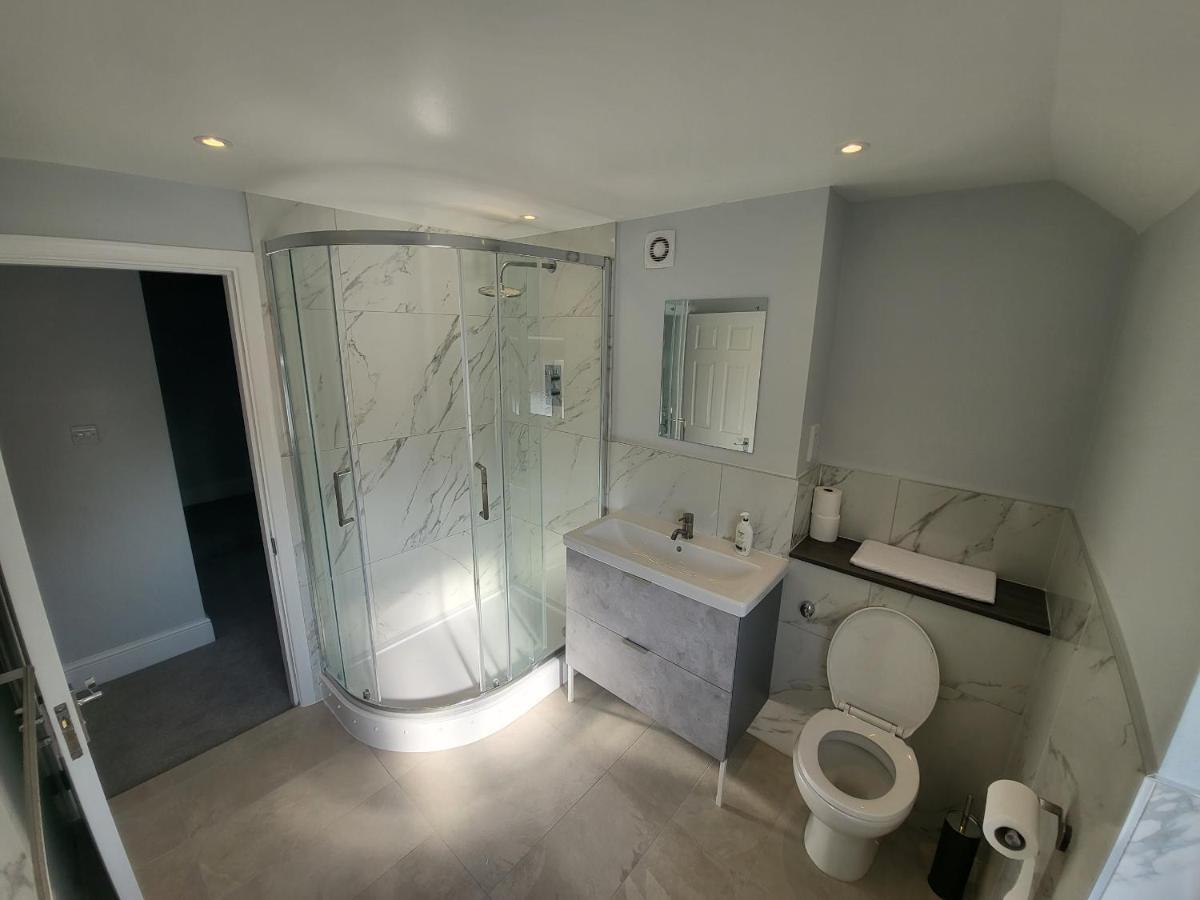 High Spec Large 6 Bedroom House! Кінгстон-на-Темзі Екстер'єр фото